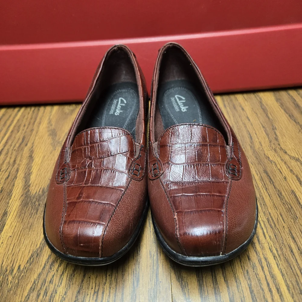 Women's Clarks Alligator Loafers. - Picture 3 of 7